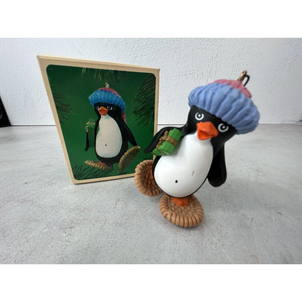 VINTAGE 1984 HALLMARK KEEPSAKE‎ SNOWSHOE PENGUIN ORNAMENT (CB4191)